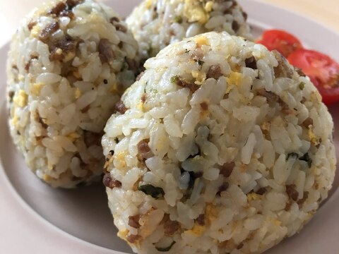 「ごはんですよ」を使ったボリュームおにぎり